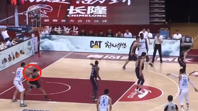 广东VS北京，王晓辉三分投篮，徐杰在防守时，为什么要捂住自己的裆部呢图6