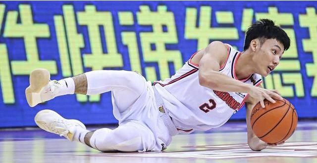 广东VS北京，王晓辉三分投篮，徐杰在防守时，为什么要捂住自己的裆部呢图8