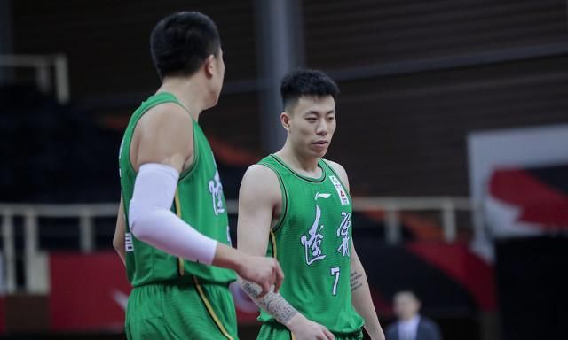 广东宏远徐昕与张明池谁更年轻(徐昕广东宏远最新训练)图4